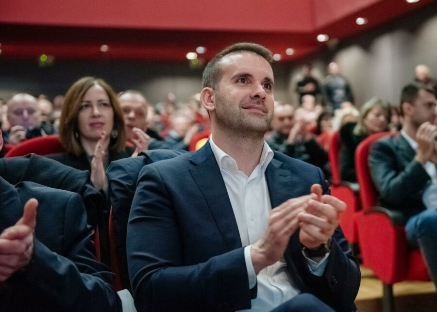 PEDESET ODSTO GREŠNIH NIJANSI SIVE