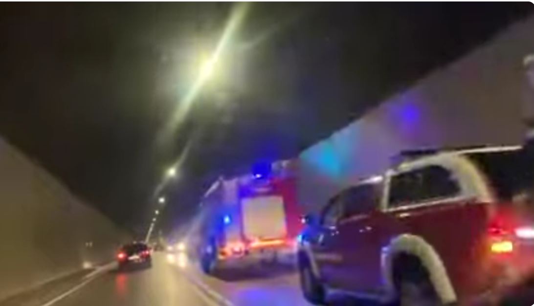 SAOBRAĆAJNA NEZGODA KOD TUNELA SOZINA: Vozilo se prevrnulo na krov