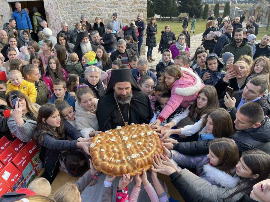 RADOST BOŽIĆA Vladika Metodije sa najmlađima lomio Božićnu česnicu (foto)