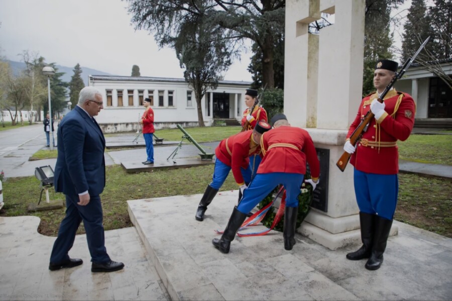 Herojskim braniocima Crne Gore 1999. godine i prvoj žrtvi NATO bombardovanja Mandić odao počast