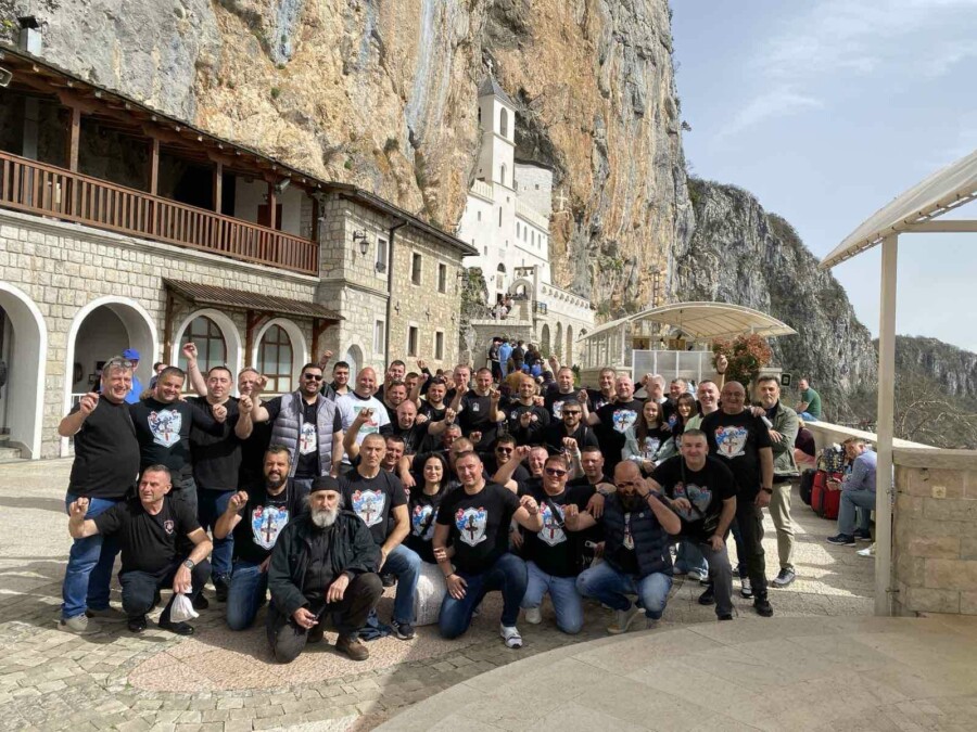 Hodočasnici iz Beograda nakon devet dana pješačenja pristupili Svetom Vasiliju Ostroškom