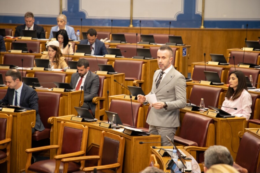 PADAJU MASKE Ofirali se "korisni idioti" Lovca na zmajeve u zakonodavnoj i izvršnoj vlasti
