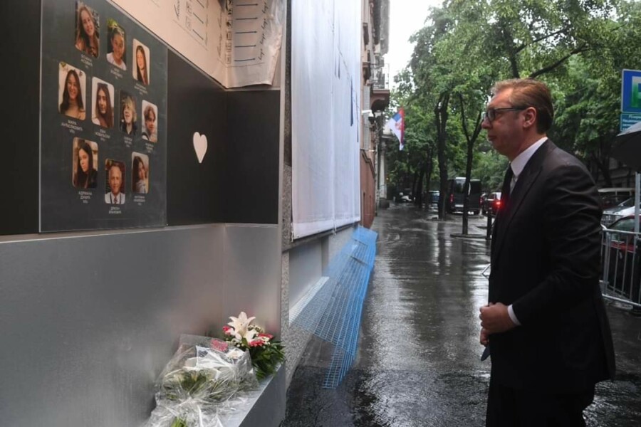 Predsjednik Srbije na godišnjicu ubistva devet učenika i radnika obezjbeđenja položio cvijeće u Osnovnoj školi "Vladislav Ribnikar" u Beogradu