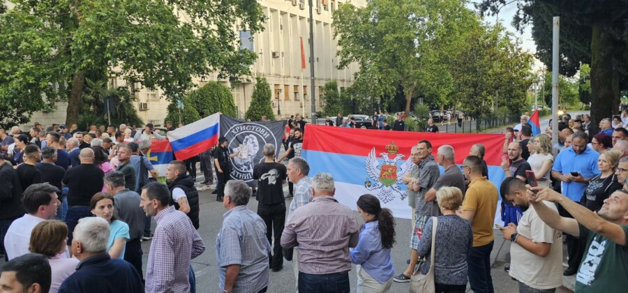 Mnoštvo naroda došlo na spontani protestni skup ispred Vlade CG (video)