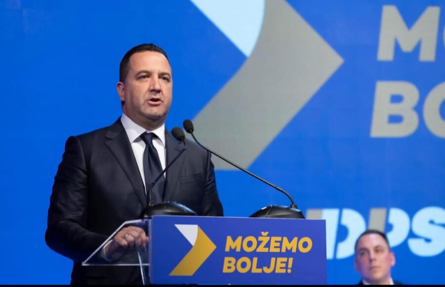 OVO SAMO MAJKE SREBRENICE MOGU DA VOLE Sitnu knjigu Jevto piše i Blinkenu namiguje