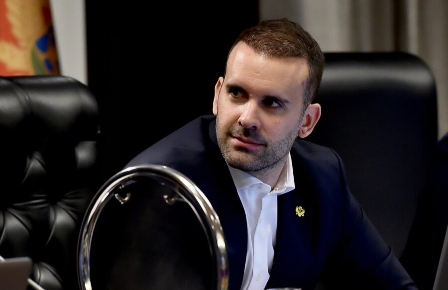 NISU MOGLI DA SE POGLEDAJU U OČI Vlada na elektronskoj sjednici usvojila amandmane na srebreničku rezoluciju