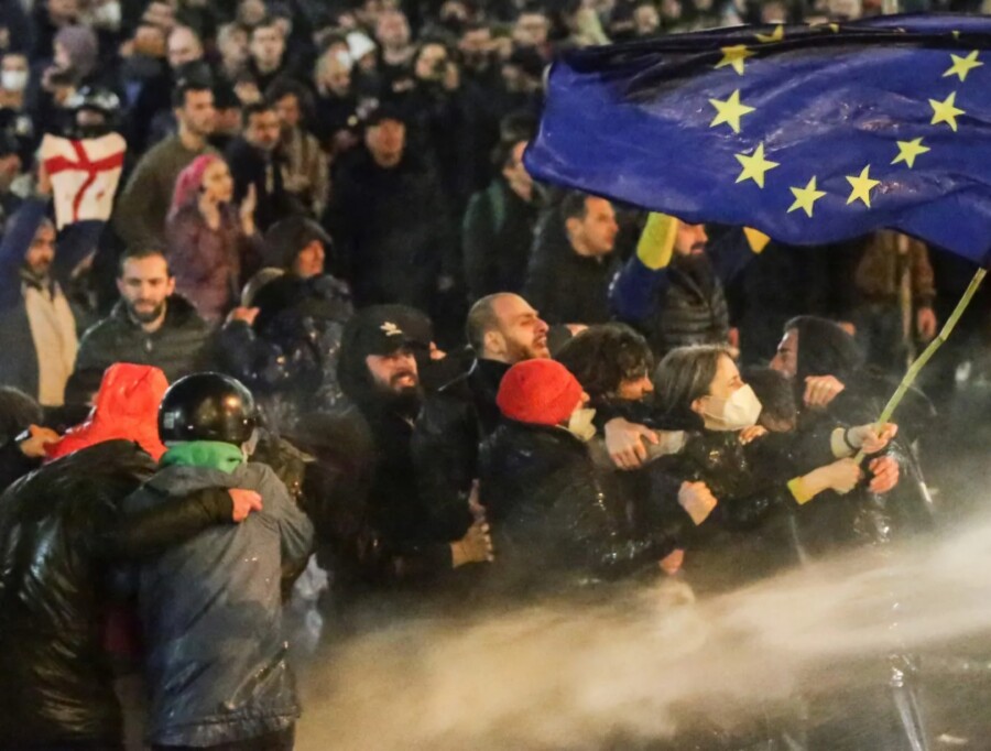 CRVENA UZBUNA U GRUZIJI U pozadini tuče poslanika i masovnog protesta usvojen Zakon o stranim agentima
