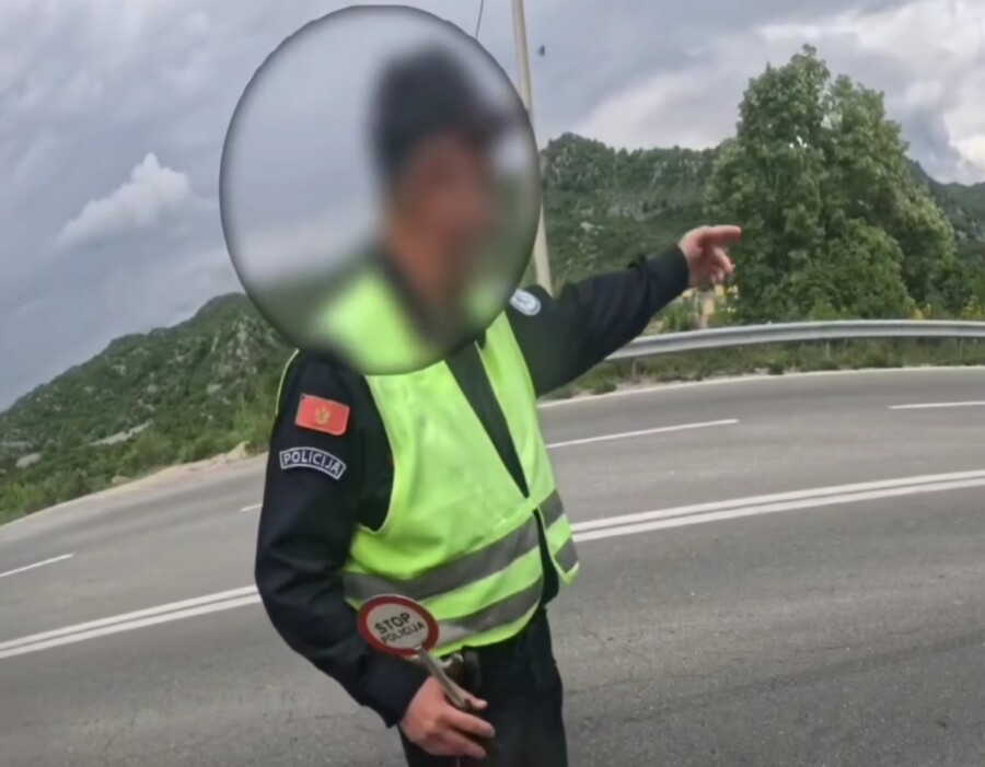 Policajac iz Crne Gore ne zna strane jezike ali ga svi razumiju dok piše kazne (video)