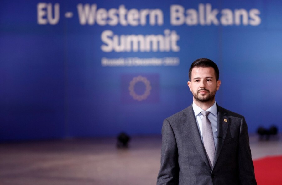 ČEKA SE PARAF ŠEFA DRŽAVE Sedam država dalo saglasnost za imenovane ambasadore iz Crne Gore