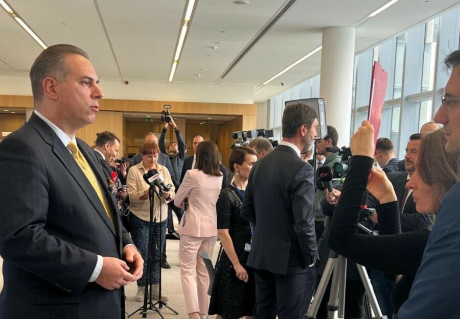 SVAKA ČAST EKSELENCIJO Ministar Ivanović premijerno u Briselu pokazao "crnogorskog idiota"