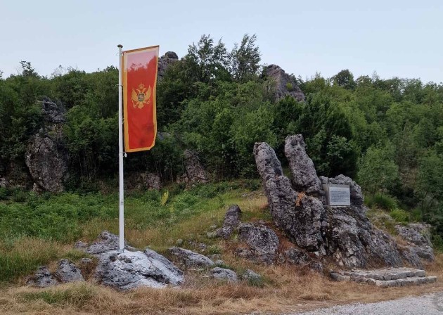 TU JOJ JE MJESTO Crnogorska zastava se zavijorila na mjestu najveće organizovane paljevine automobilskih guma na svijetu