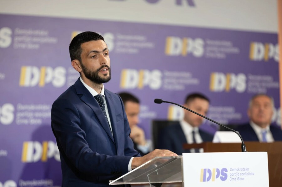 FIKTIVNI DPS LIDER U SRED TROPSKOG TALASA Milo Đukanović nema od čega da zebe