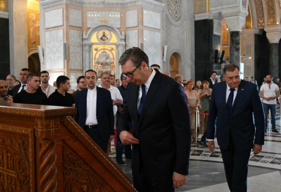 VUČIĆ Molimo se da sve nesloge srpskog naroda ostanu iza nas