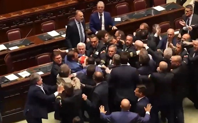 IZNOSILI IH U KOLICIMA Poslanici u Italiji se pobili i dohvatili za grla bijela (video)