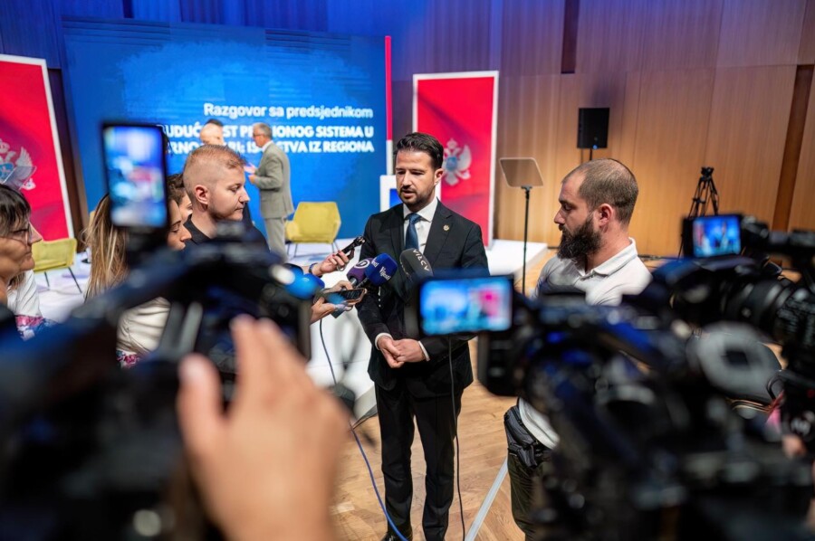MILATOVIĆ IRONIČAN Što da se čitaju knjige i slobodna štampa?