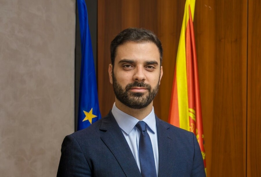 Ministar pomorstva uhljebio emotivnu partnerku za dobru platu