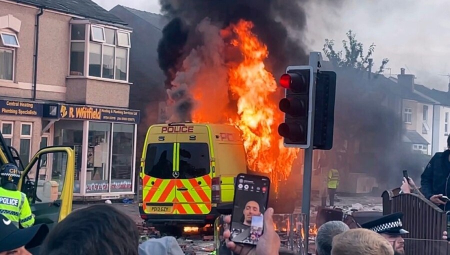 Nasilne antiislamske demonstracije u Engleskoj (video)