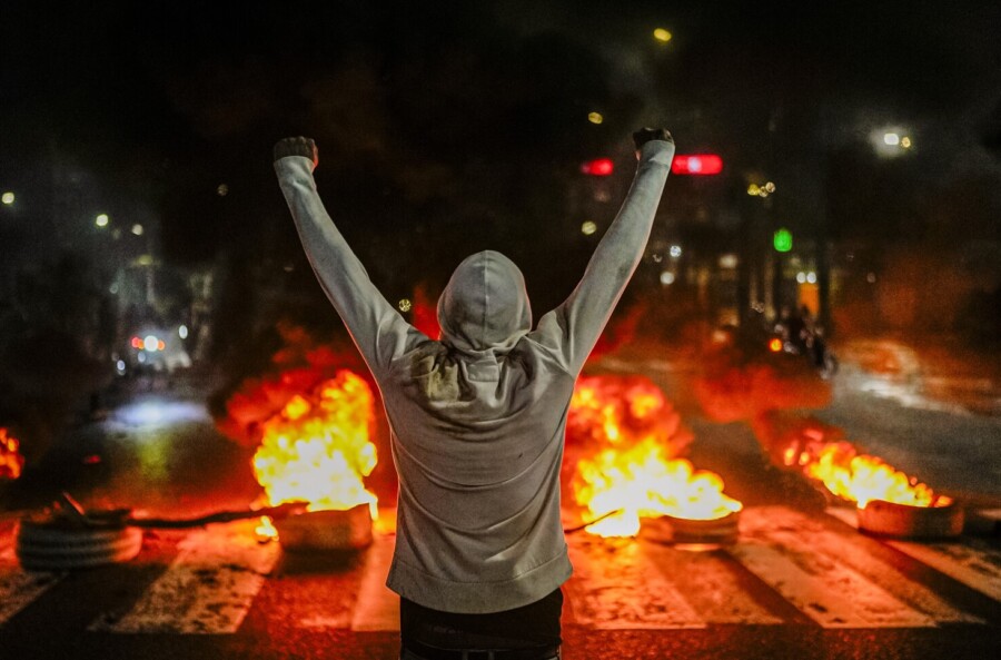 Opozicija u Venecueli na Madurovu izbornu pobjedu reagovala pucnjima, paljevinama i masovnim protestima (foto)