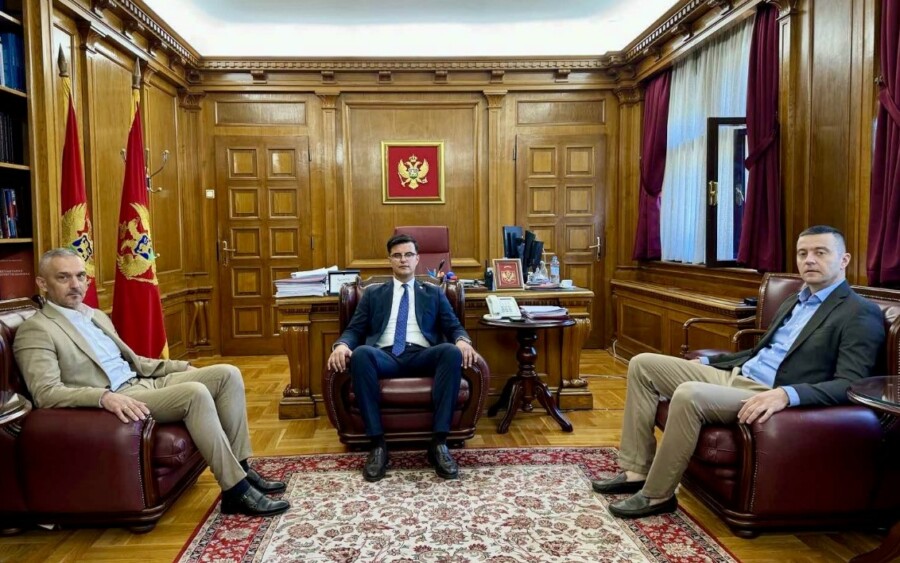 PRISUSTVOVAO I MINISTAR Izvršena primopredaja dužnosti između Radovića i Brđanina
