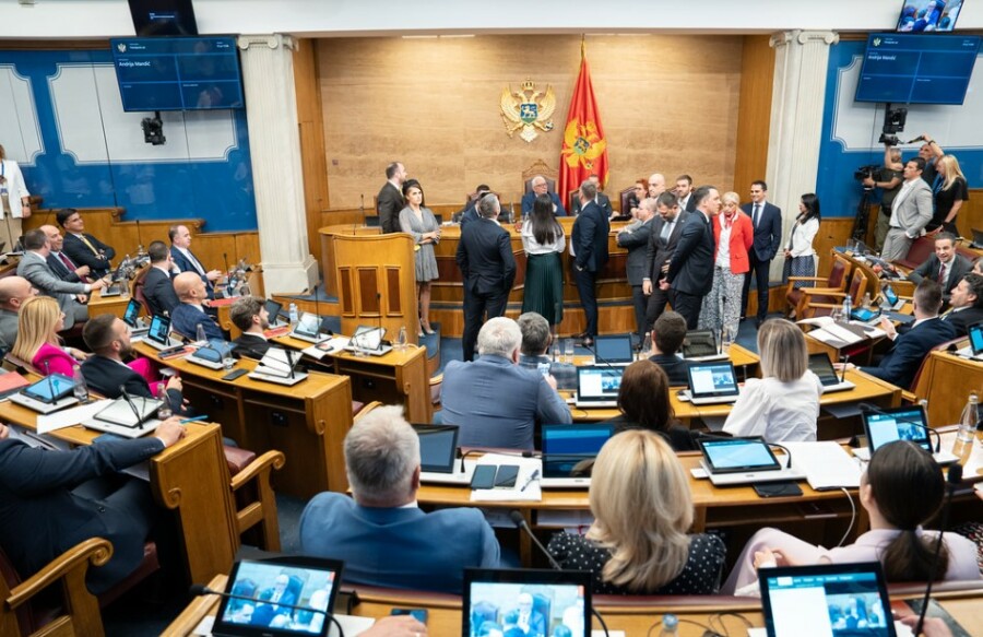 Ustaše DPS poslanici i blokiraše rad Skupštine Crne Gore