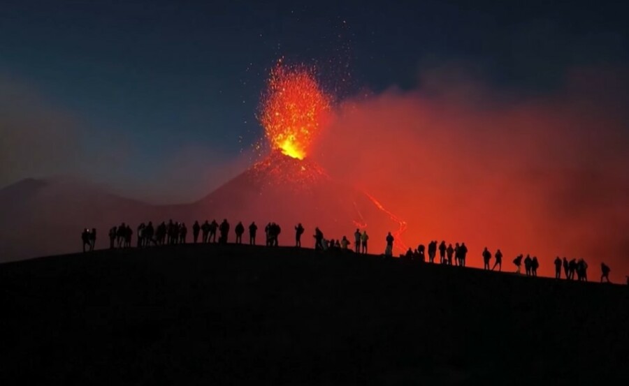 CRNOGORCI "ZAROBLJENI" NA SICILIJI Etna se probudila i izbacuje lavu, otkazani letovi (video)