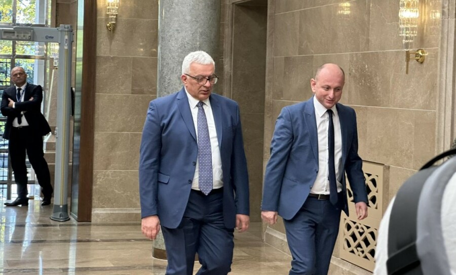 Hrvati prijete Mandiću i Kneževiću zabranom ulaska u Šengen zonu