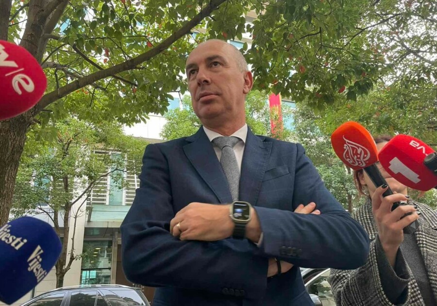 ZAVRŠIO U HITNOJ Ministar Đeka preticao kolonu pa skršio službeno auto