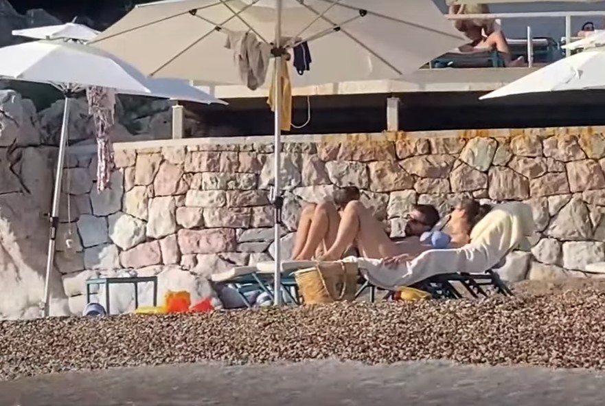Predsjednik Crne Gore se izležavao na plaži i brčkao u plićaku za vrijeme rekonstrukcije 44. Vlade (video)