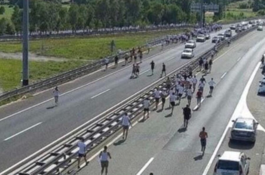 OKRŠAJ KOD NAPLATNE RAMPE Opšta tuča navijačkih grupa "Torcida" i "Armada" (video)