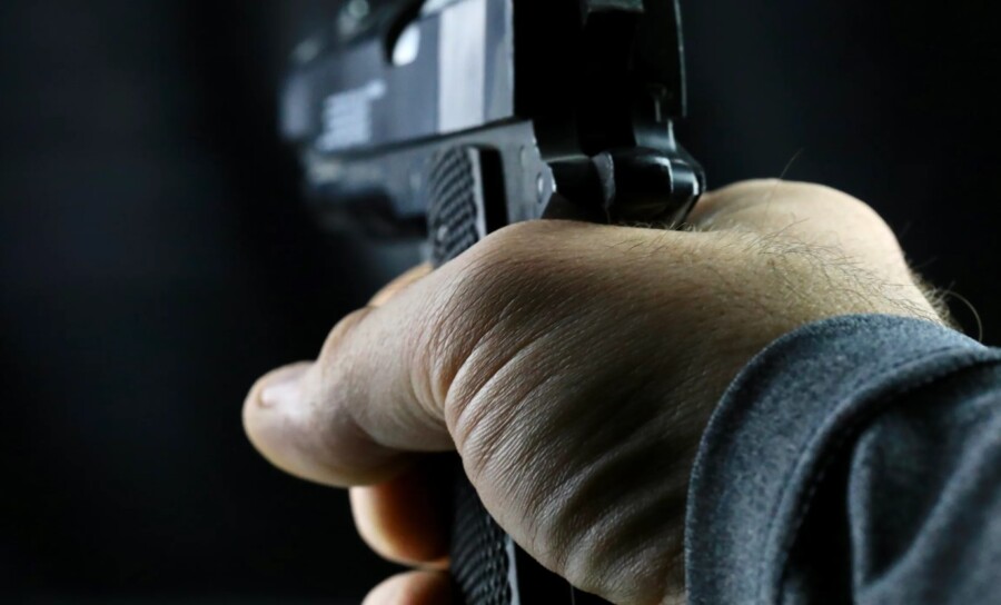 Tivatska policija uhapsila kolegu jer je supruzi prijetio službenim pištoljem sa metkom u cijevi