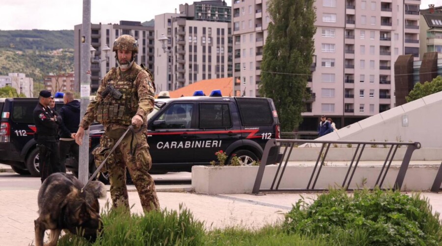 Na glavnom mostu preko Ibra u Kosovskoj Mitrovici primjetne veće snage KFOR-a
