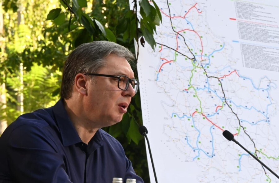 Vučić pozvao KFOR da reaguje na KiM da ne bi Srbija reagovala