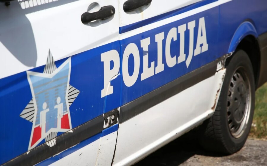 GOSPOÐETINA Ðukanović kaznio ženu jer je policajcima pokazala srednji prst