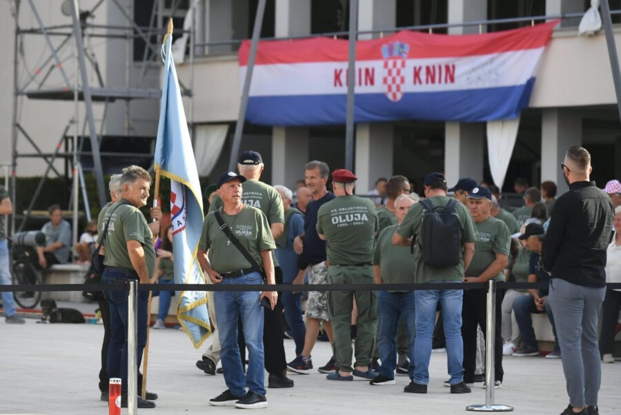 Pokrenuta istraga zbog uzvikivanja ustaškog pozdrava "Za dom spremni" u Kninu
