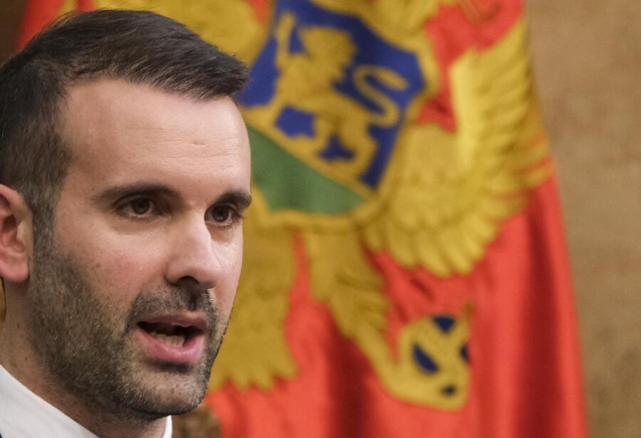 Spajić plaća Bešića 5000 eura mjesečno da promoviše PES i podučava poslanike