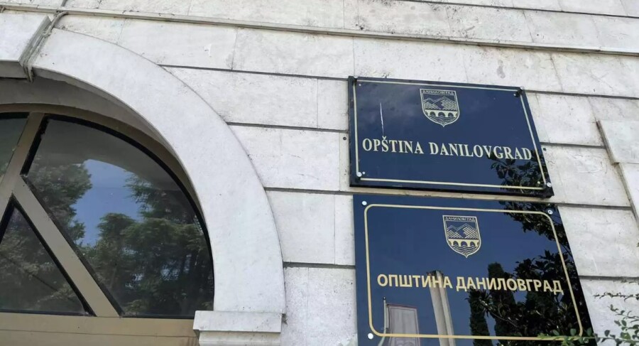 Opština i organi lokalne uprave u Danilovgradu postavili ćirilične table
