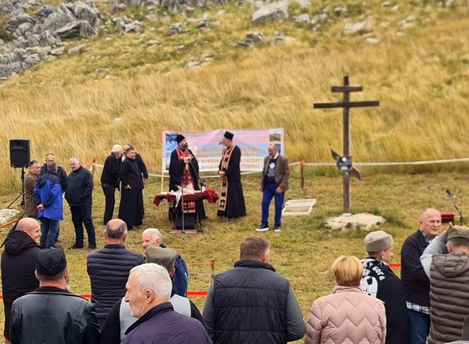 Na Krnovu odslužen pomen bezgrobnoj mladosti, stradaloj u avgustu 1944. godine (foto i video)