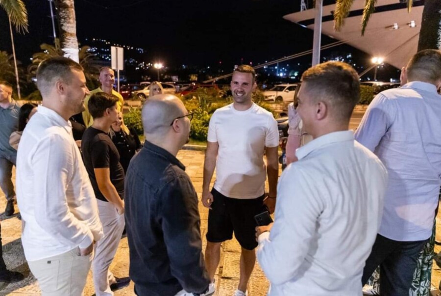 Lider PES-a na sastanak lokalnog odbora u Kotoru došao u šortsu