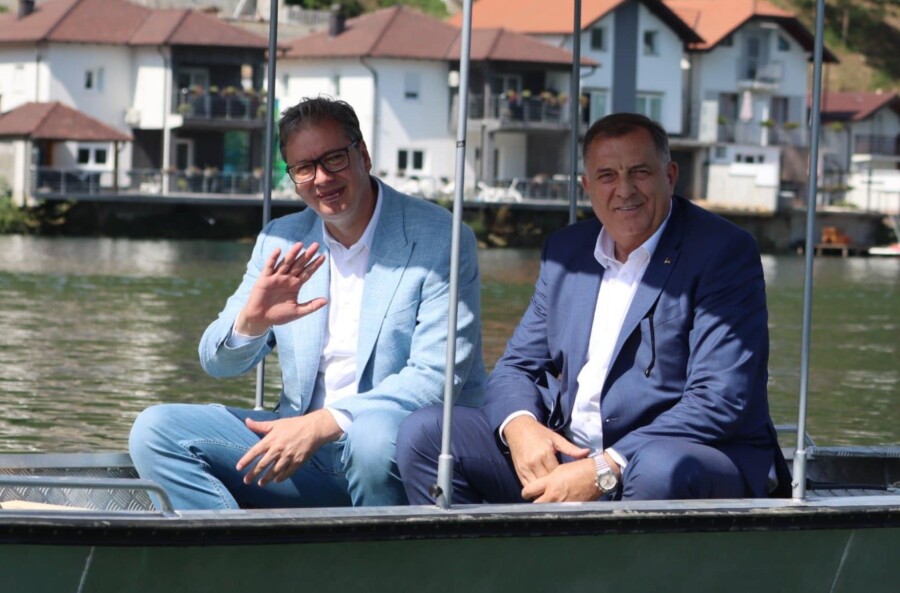 DRINOM PLOVI MALA SRPSKA BARKA Vučić i Dodik se provozali Drinom (foto)