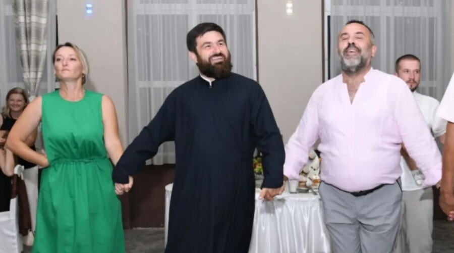 TAKO RADE LJUDI Pravoslavni sveštenik i muslimanski imam zajedno zaigrali užičko kolo
