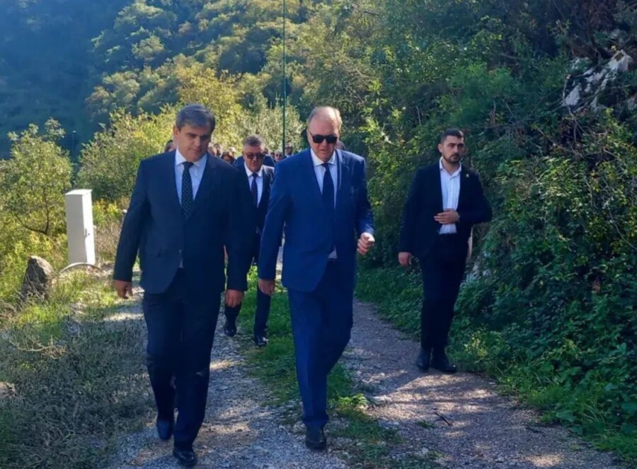 Ervin Ibrahimović odao poštu nepostojećim žrtvama ispred sramne ploče u Morinju