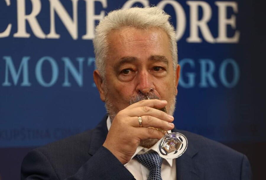 GLASNUO SE Zdravko Krivokapić preko procrnogorskih medija hoće da pomiri svoje "političke sinove"