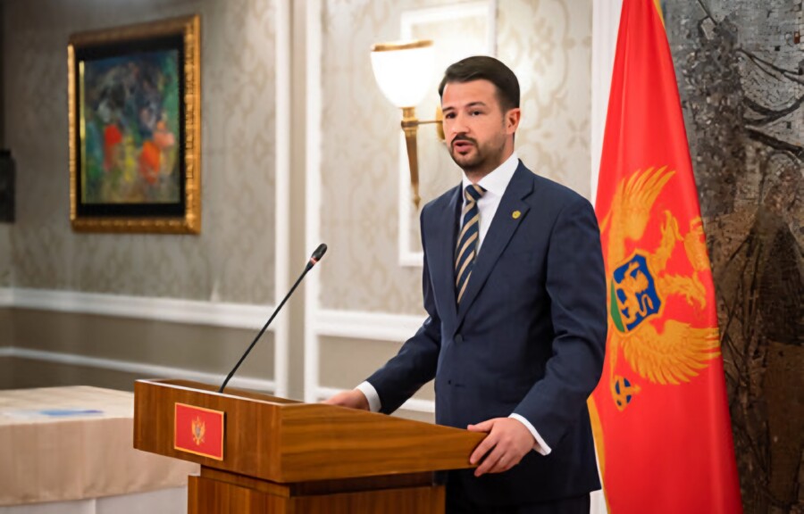 PRAVI SEBI ALIBI Predsjednik Crne Gore frontalnim napadom udario na Vladu i parlamentarnu većinu