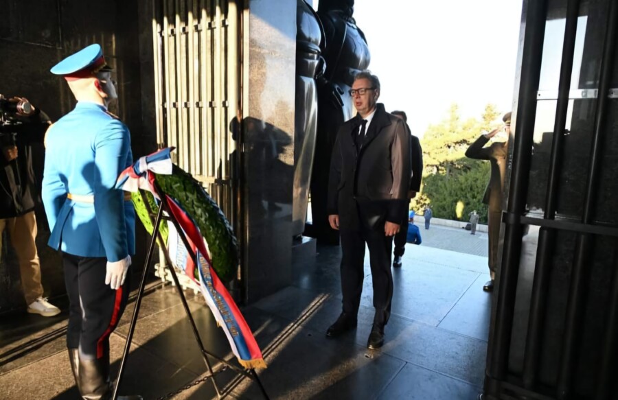 Predsjednik Srbije položio vijenac na spomenik Neznanom junaku na Avali