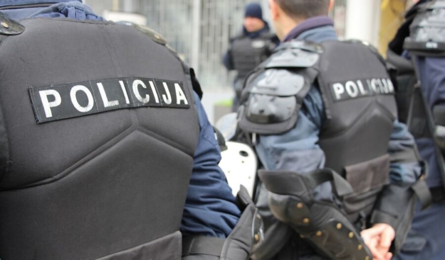 ZAVRŠILI U URGENTNOM Prevrnulo se polivijsko vozilo sa interventnom jedinicom dok se tragali za Balijagićem
