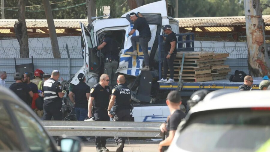 Terorista kamionom uletio na autobusku stanicu i gazio ljude