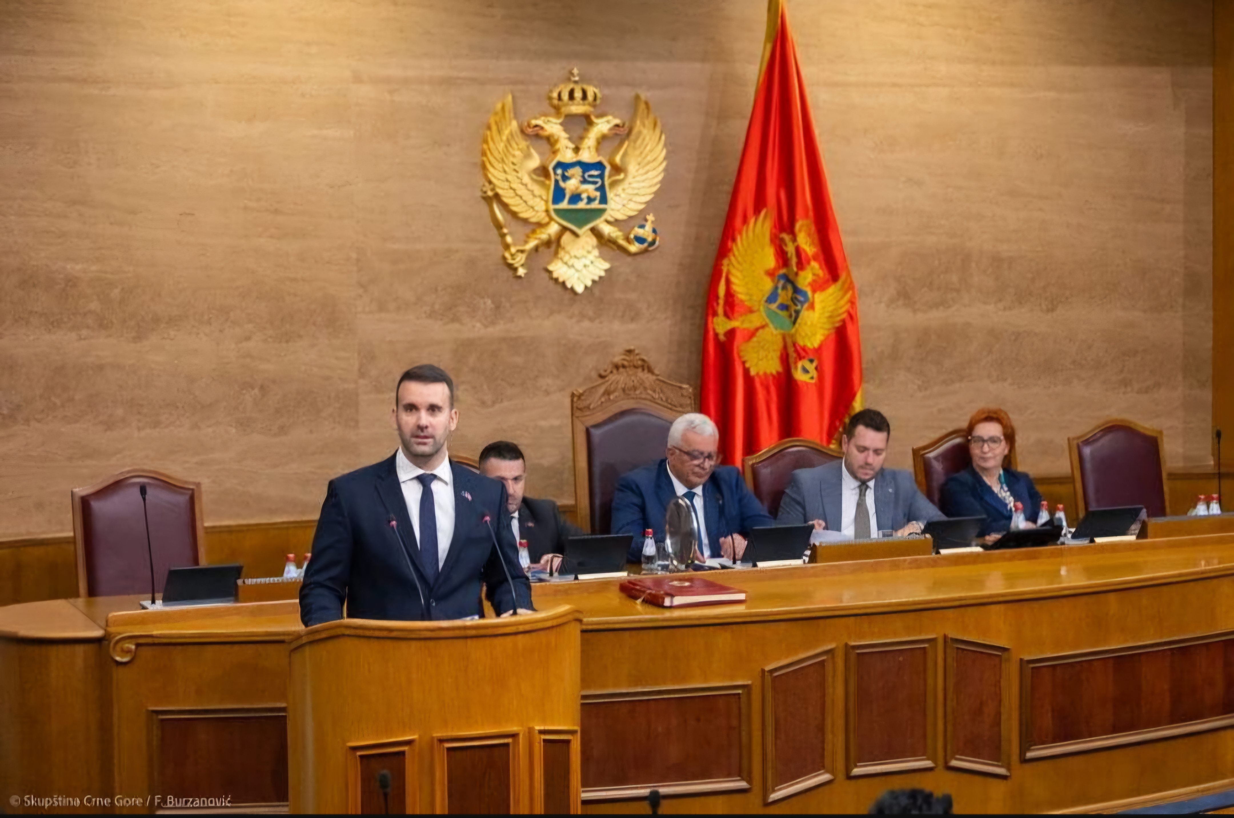 Premijer Spajić izbjegao direktan odgovor da li srpski jezik treba da bude službeni u državi