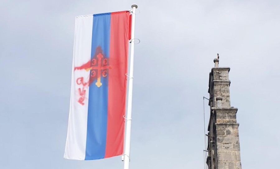 Zloslutno skrnavljenje trobojne crkvene zastave simbolom totalitarne ideologije u Mojkovcu