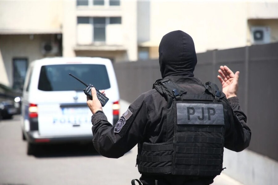 Podgoričanin nožem i sjekirom napao policajce pa uhapšen