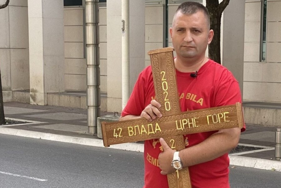 NAJISTAKNUTIJI CRNOGORAC Besčasne Demokrate gaze po lešu Branu Mićunovića